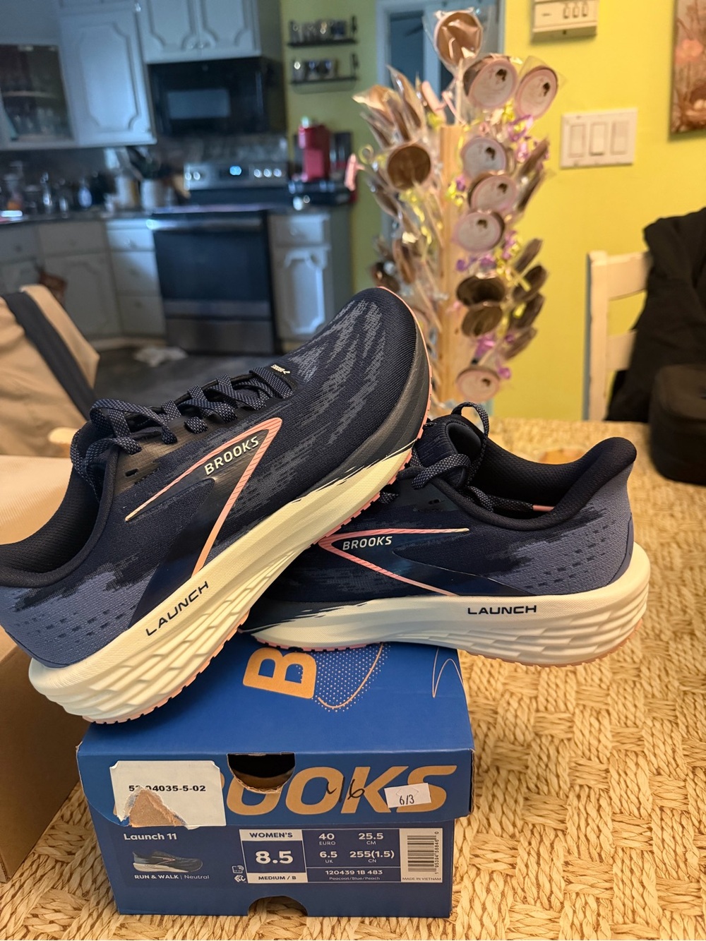 Brooks Launch 11s  Women's Running Shoes - Navy with Pink Trim sz 8.5 w new